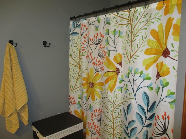 22715 Fair Oaks Ct, Elkhart, IN 46514 - bathroom with curtained shower