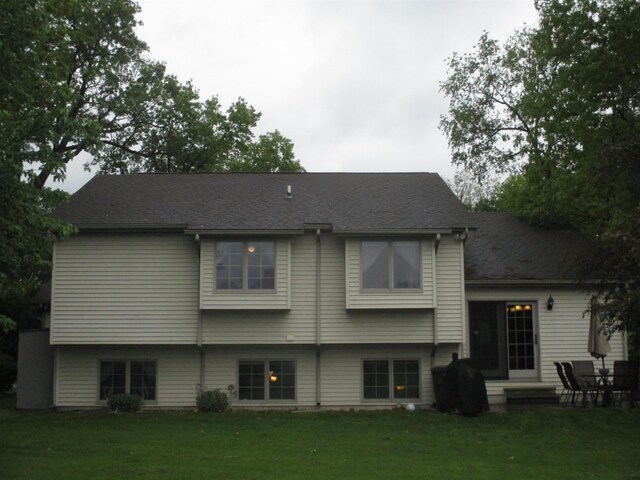 22715 Fair Oaks Ct, Elkhart, IN 46514 - rear view of house featuring a lawn