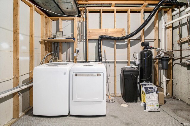 724 E Mishawaka Ave, Mishawaka, IN 46545 - laundry area with separate washer and dryer