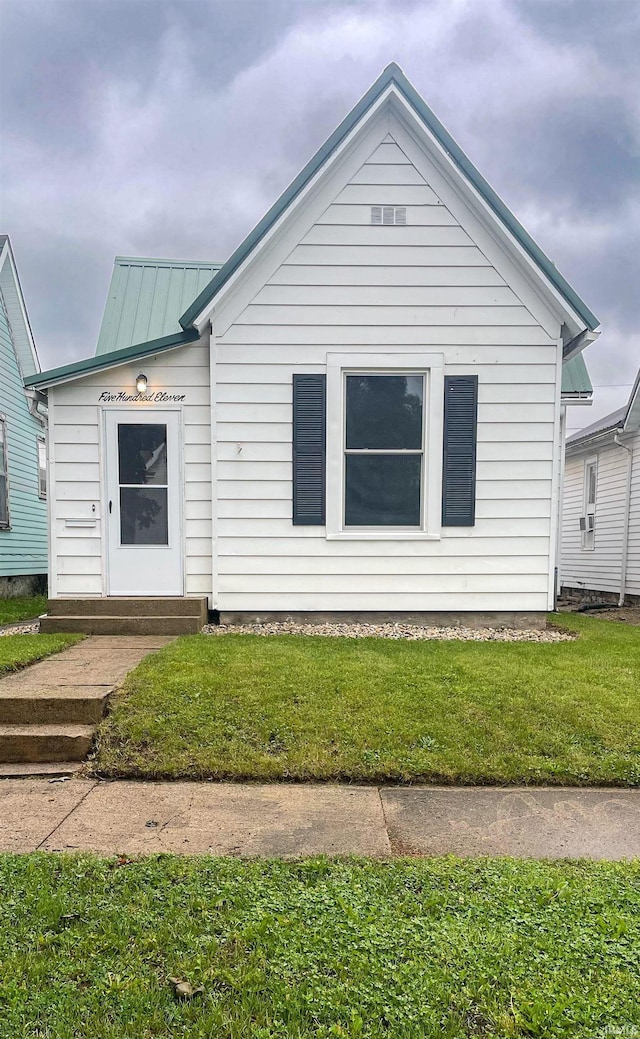 511 E 3rd St, Peru, IN 46970 - view of front of property with a front yard and entry steps