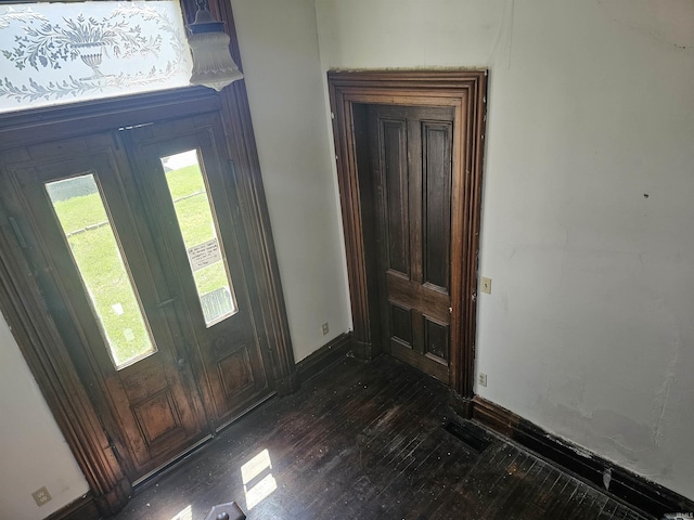 58 E 5th St, Peru, IN 46970 - foyer entrance featuring dark wood-style flooring and baseboards