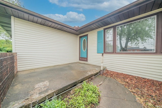 2305 S Dixon Rd, Kokomo, IN 46902 - entrance to property with a patio area