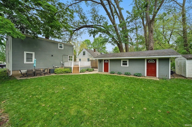 1905 Inglewood Pl, South Bend, IN 46616 - back of house featuring an outdoor structure, a lawn, a deck, and central AC unit
