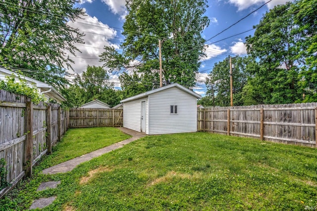 1521 Monroe Ave, Evansville, IN 47714 - view of yard featuring an outbuilding
