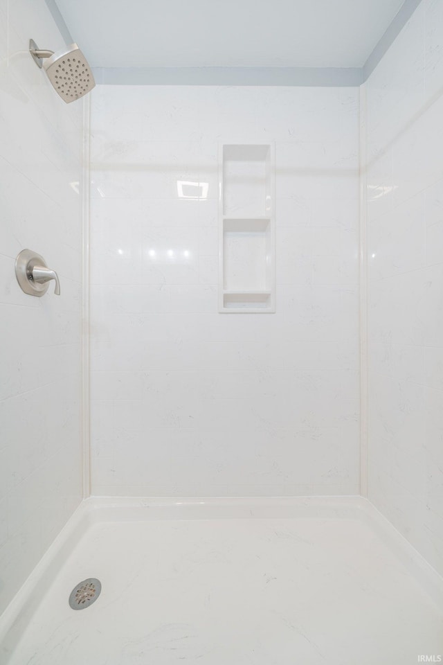 902 Hawthorne Ln, Logansport, IN 46947 - full bath featuring a tile shower