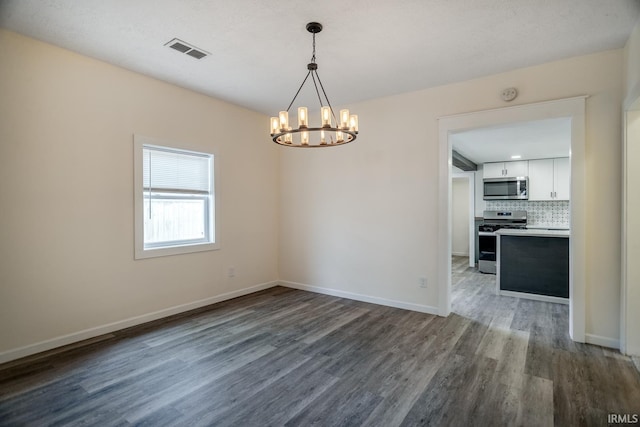 355 Blinn Ave, Frankfort, IN 46041 - unfurnished room featuring dark wood finished floors, a chandelier, baseboards, and a smoke detector