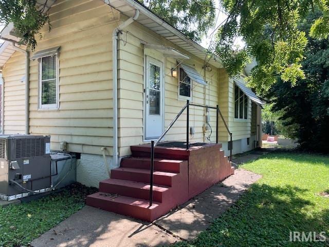 2725 Marion Ave, Evansville, IN 47712 - view of front facade with a front lawn and central AC