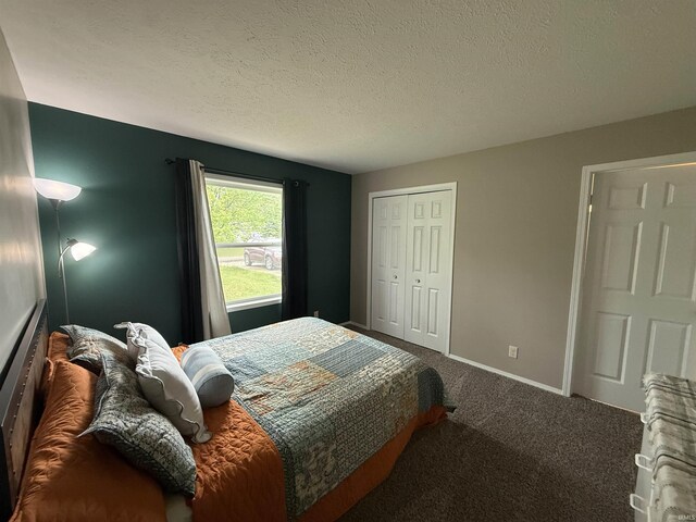 37 Ems D22A Ln, Syracuse, IN 46567 - bedroom featuring carpet floors, a textured ceiling, baseboards, and a closet