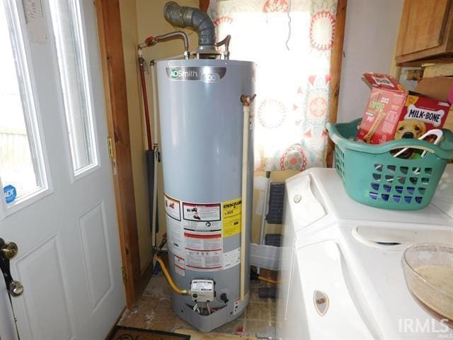 225 N Parker Ave, Albany, IN 47320 - utility room featuring gas water heater and washing machine and clothes dryer
