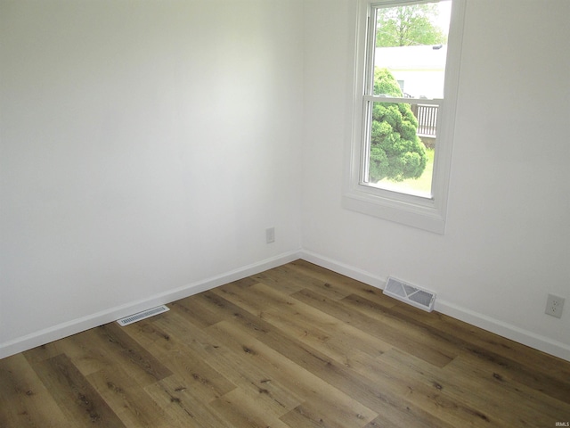 712 Hubbard St, Mishawaka, IN 46544 - unfurnished room featuring baseboards and wood finished floors