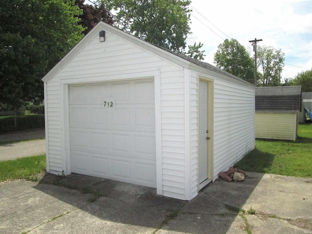 712 Hubbard St, Mishawaka, IN 46544 - view of detached garage