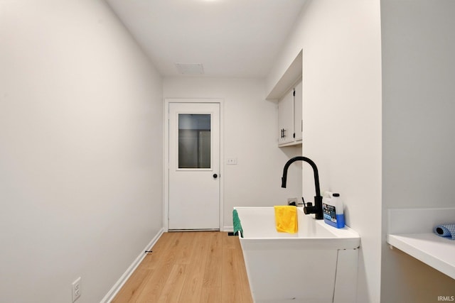 4605 Merriam Park Dr, Fort Wayne, IN 46816 - laundry room featuring light wood-type flooring and baseboards