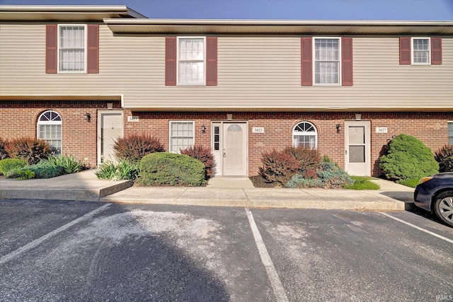 3425 S Oaklawn Cir, Bloomington, IN 47401 - townhome / multi-family property with uncovered parking and brick siding
