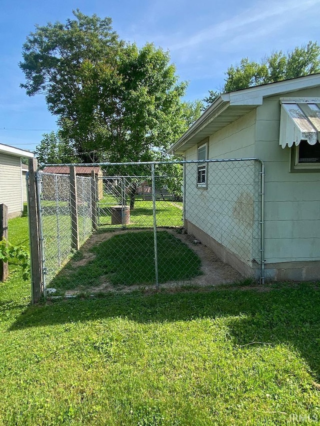 589 2nd St NW, Linton, IN 47441 - view of yard