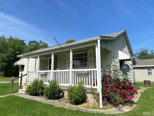 589 2nd St NW, Linton, IN 47441 - view of front of home with a porch and a front lawn