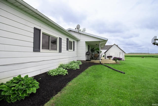 6064 E 300 N, Union City, IN 47390 - view of grassy yard featuring a patio area