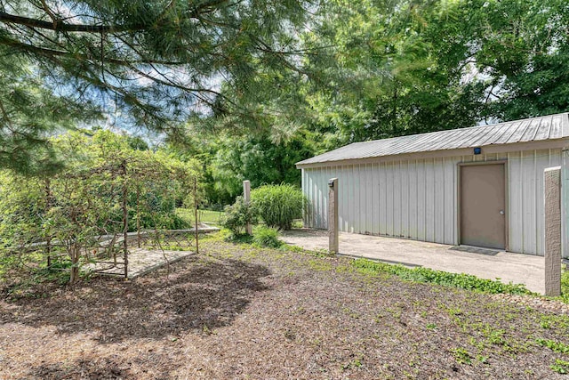 508 Polk St, Newburgh, IN 47630 - view of yard with an outdoor structure and view of wooded area