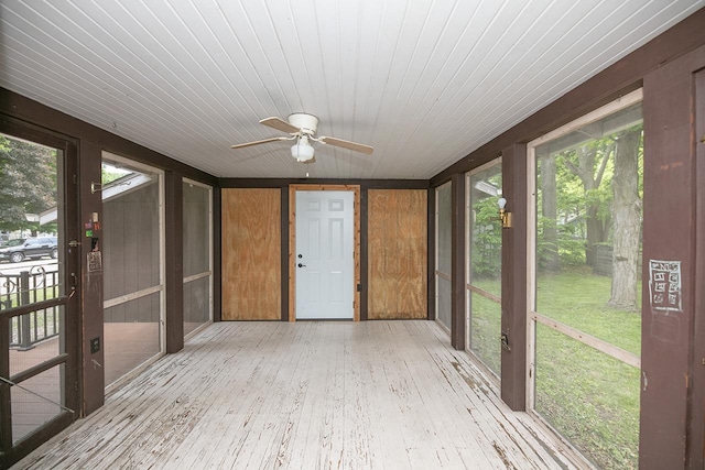 318 E Monroe St, Goshen, IN 46526 - unfurnished sunroom featuring ceiling fan