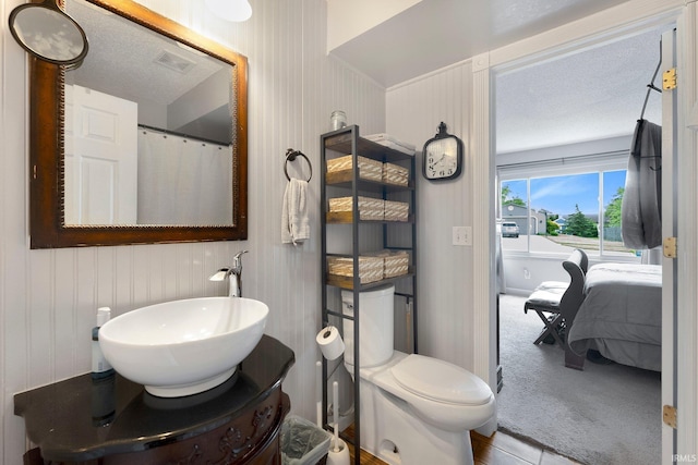8809 Newberry Dr, Fort Wayne, IN 46825 - full bath featuring vanity, toilet, and ensuite bath