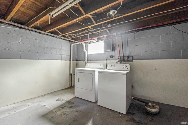 110 N Sheridan St, Kendallville, IN 46755 - laundry room featuring washer and dryer