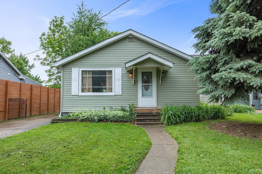 1215 Logan Ave, Lafayette, IN 47905 - view of front facade with entry steps