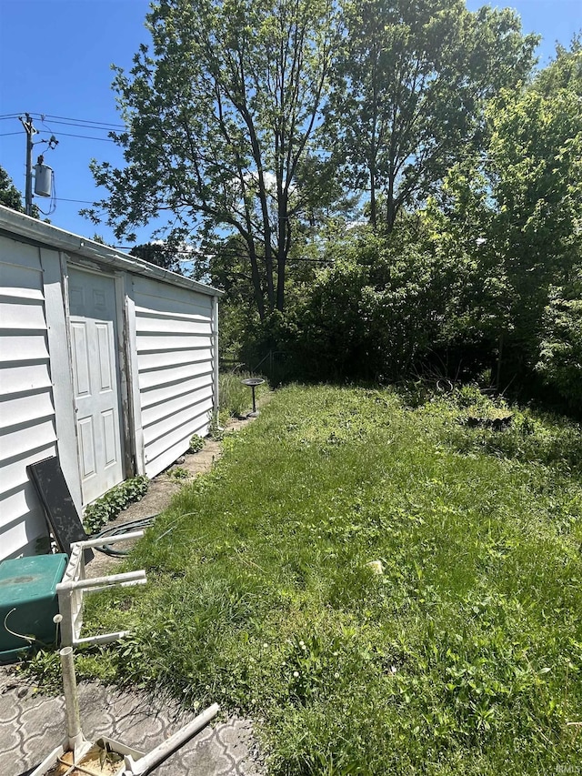839 E 5th St, Mishawaka, IN 46544 - view of grassy yard with an outbuilding