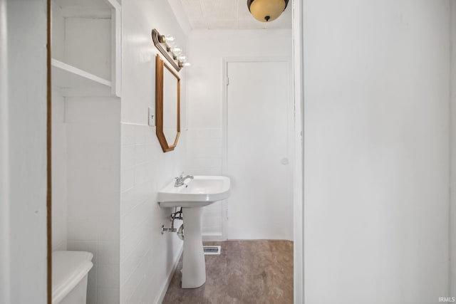 2509 Main St, Lafayette, IN 47904 - half bath featuring toilet and tile walls