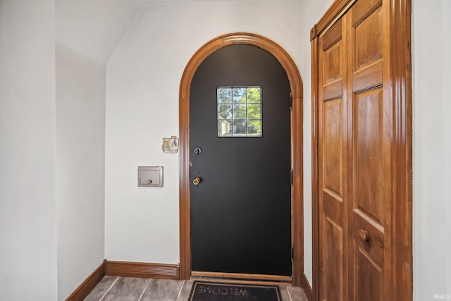2509 Main St, Lafayette, IN 47904 - entryway featuring arched walkways and baseboards