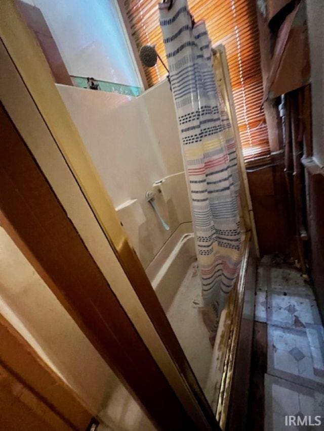 718 E Lewis St, Fort Wayne, IN 46802 - full bath with shower / bath combo with shower curtain