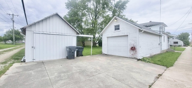 146 W Washington St, Parker City, IN 47368 - detached garage with driveway