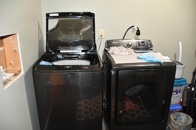 2329 Glenwood Ave, Fort Wayne, IN 46805 - laundry area featuring washer and dryer