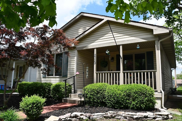 2329 Glenwood Ave, Fort Wayne, IN 46805 - bungalow-style home with a porch