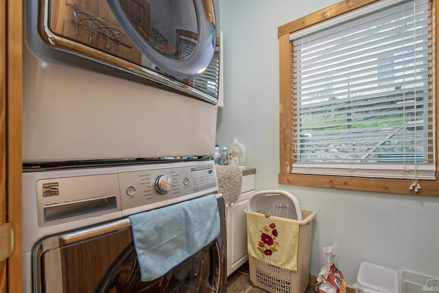 7185 N 1150 W, Shipshewana, IN 46565 - laundry room with stacked washer / dryer