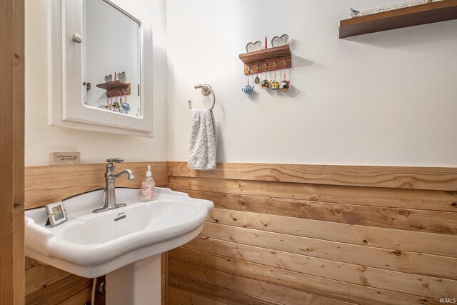7185 N 1150 W, Shipshewana, IN 46565 - view of bathroom