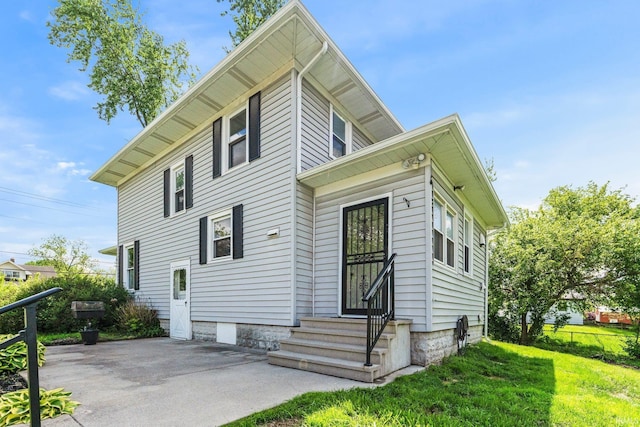 3550 Sandpoint Rd, Fort Wayne, IN 46809 - view of front facade with entry steps and a patio