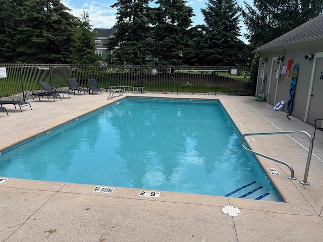 5242 Coventry Ln, Fort Wayne, IN 46804 - community pool with a patio