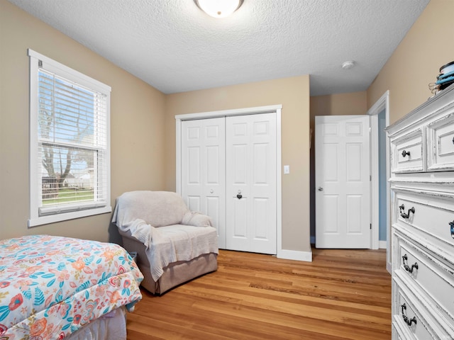 1346 Grayston Ave, Huntington, IN 46750 - bedroom with light wood-style floors, a closet, and a textured ceiling