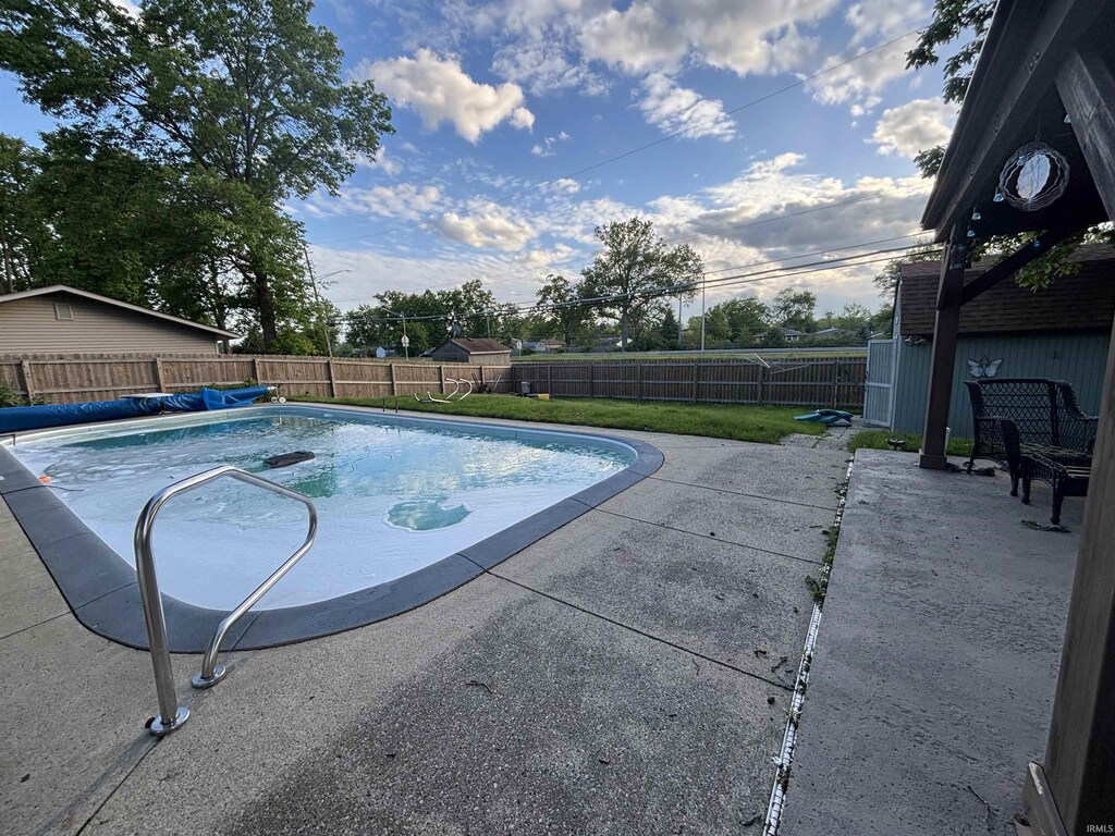 2923 Inwood Dr, Fort Wayne, IN 46815 - view of swimming pool with a patio area