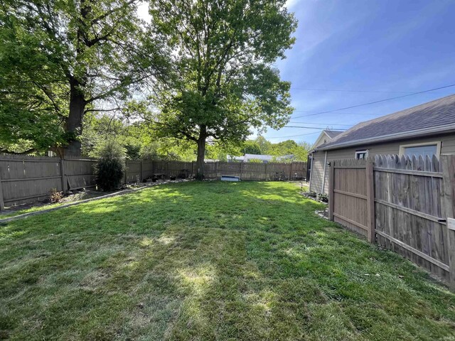1746 College Ave, Huntington, IN 46750 - view of yard