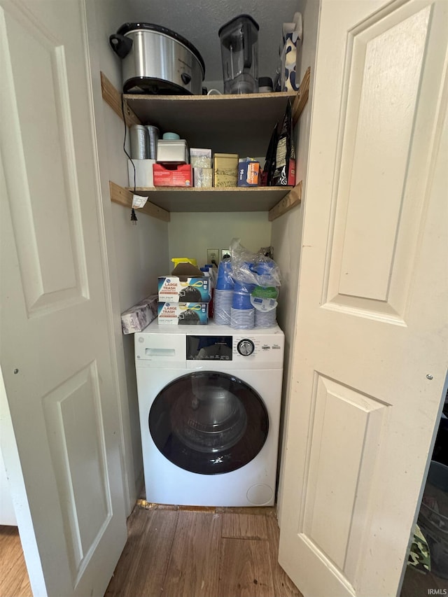9384 S Lake Ridge Dr Unit 90, Bloomington, IN 47401 - laundry room with washer / dryer and wood finished floors