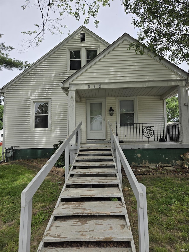 910 Ridgeway Ave, Vincennes, IN 47591 - bungalow featuring a porch and a front yard