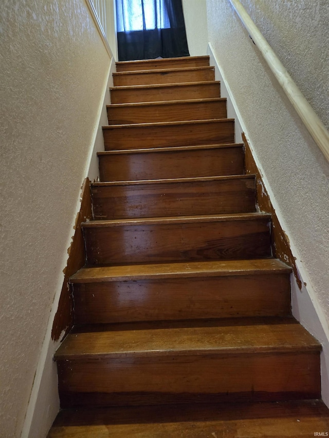 910 Ridgeway Ave, Vincennes, IN 47591 - stairs with a textured wall