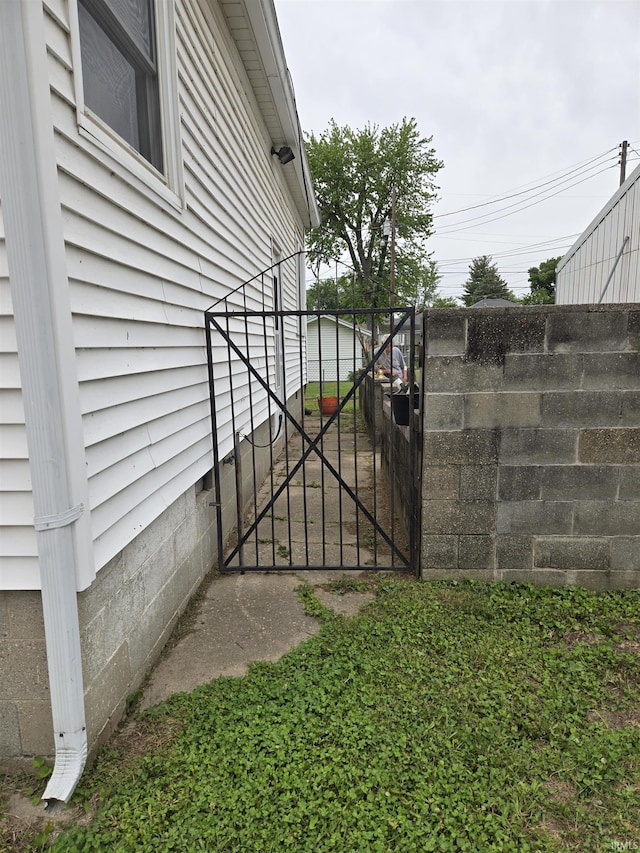 910 Ridgeway Ave, Vincennes, IN 47591 - view of yard featuring a gate