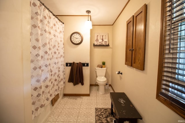 6497 N 500 E, Union City, IN 47390 - full bath with toilet, a shower with shower curtain, baseboards, and crown molding