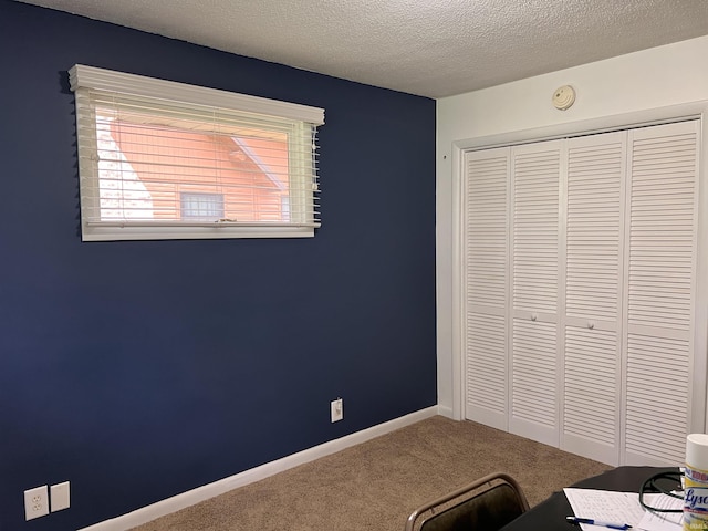 405 N Dogwood Ln, Muncie, IN 47304 - bedroom with carpet, a closet, and a textured ceiling