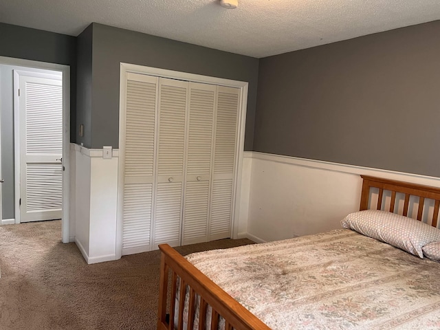 405 N Dogwood Ln, Muncie, IN 47304 - carpeted bedroom with a closet, a textured ceiling, and baseboards