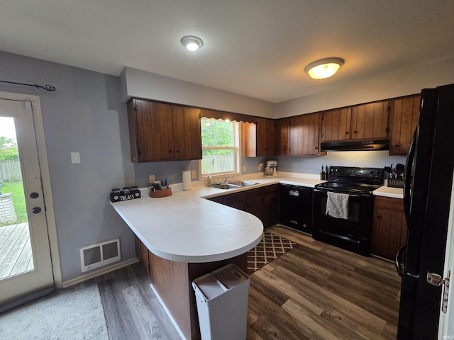 7823 Knightswood Dr, Fort Wayne, IN 46819 - kitchen with black appliances, under cabinet range hood, a peninsula, a sink, and light countertops