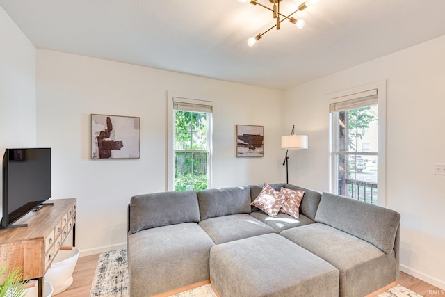 516 W Navarre St, South Bend, IN 46616 - living area featuring healthy amount of natural light, light wood-type flooring, and baseboards