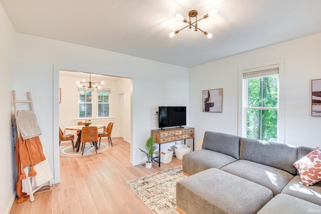 516 W Navarre St, South Bend, IN 46616 - living area with a chandelier, healthy amount of natural light, light wood-style flooring, and baseboards
