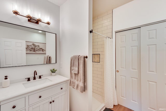 516 W Navarre St, South Bend, IN 46616 - full bath featuring vanity and tiled shower